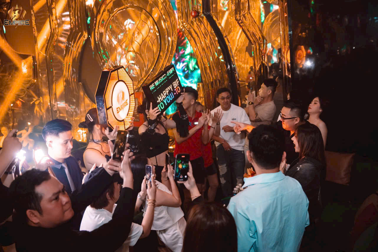 ► Empire Club Q1 – điểm hẹn cho người “nghiện vibe” EDM Không chỉ dừng lại ở việc mở nhạc EDM, Empire Club Q1 xây dựng trải nghiệm dựa trên sự hòa quyện giữa:  DJ chất lượng  Âm nhạc xu hướng  Hệ thống âm thanh – ánh sáng đồng bộ  Crowd trẻ trung, bắt vibe nhanh  Không gian hiện đại, tạo cảm giác như một mini-festival  Đây là lý do nơi này trở thành lựa chọn của nhiều bạn trẻ yêu EDM và muốn tận hưởng nightlife đúng chuẩn.     EDM không đơn thuần là nhạc để nhảy. Đó là năng lượng, cảm xúc và sự giải phóng tinh thần – điều mà giới trẻ Sài Gòn tìm kiếm sau những ngày làm việc căng thẳng. Empire Club Q1 hiểu điều đó và biến EDM thành nét đặc trưng của mình, mang đến trải nghiệm hoàn chỉnh cho tất cả những ai yêu clubbing.  Nếu bạn muốn tìm một nơi âm nhạc cháy, vibe mạnh, crowd nhiệt, thì Empire Club Q1 chắc chắn là điểm đến không thể bỏ qua.