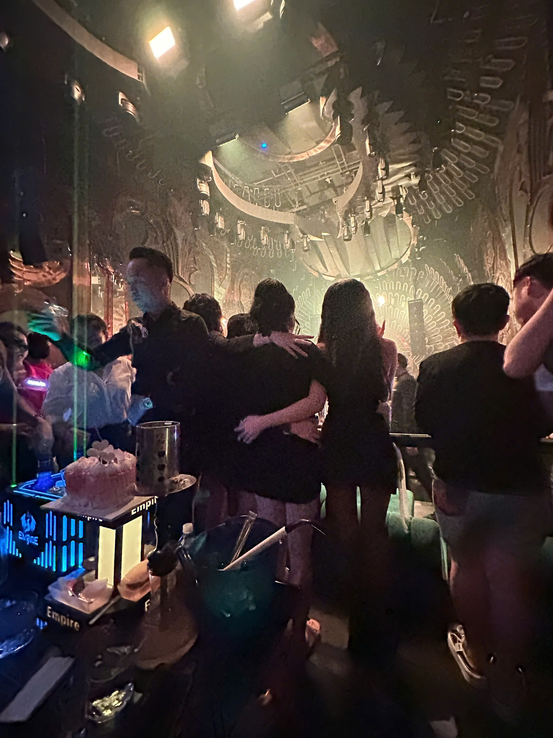 ► Empire Club Q1 – điểm hẹn cho người “nghiện vibe” EDM Không chỉ dừng lại ở việc mở nhạc EDM, Empire Club Q1 xây dựng trải nghiệm dựa trên sự hòa quyện giữa:  DJ chất lượng  Âm nhạc xu hướng  Hệ thống âm thanh – ánh sáng đồng bộ  Crowd trẻ trung, bắt vibe nhanh  Không gian hiện đại, tạo cảm giác như một mini-festival  Đây là lý do nơi này trở thành lựa chọn của nhiều bạn trẻ yêu EDM và muốn tận hưởng nightlife đúng chuẩn.     EDM không đơn thuần là nhạc để nhảy. Đó là năng lượng, cảm xúc và sự giải phóng tinh thần – điều mà giới trẻ Sài Gòn tìm kiếm sau những ngày làm việc căng thẳng. Empire Club Q1 hiểu điều đó và biến EDM thành nét đặc trưng của mình, mang đến trải nghiệm hoàn chỉnh cho tất cả những ai yêu clubbing.  Nếu bạn muốn tìm một nơi âm nhạc cháy, vibe mạnh, crowd nhiệt, thì Empire Club Q1 chắc chắn là điểm đến không thể bỏ qua.