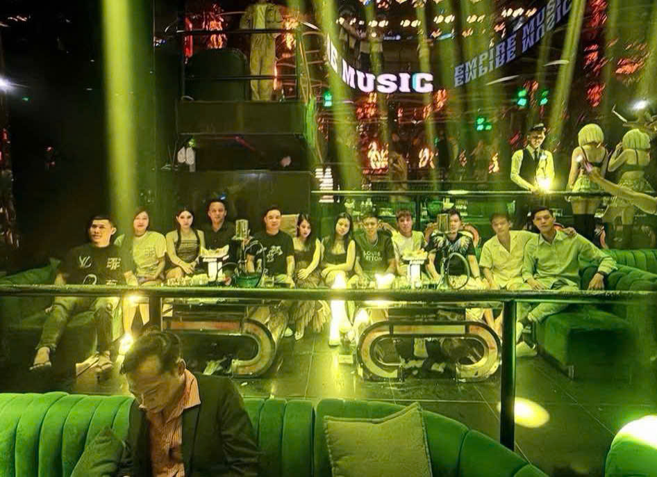 ► Nhiều sự kiện và trải nghiệm độc quyền Khác với nhiều club khác, Empire Club Q1 thường xuyên tổ chức các đêm nhạc chủ đề:  White Party với dress code trắng toàn bộ.  DJ Night với sự góp mặt của nghệ sĩ quốc tế.  Birthday Package – ưu đãi đặc biệt cho khách mừng sinh nhật.  Những chương trình này không chỉ mang lại trải nghiệm mới lạ, mà còn giúp khách có thêm lý do để quay lại.     ► An toàn và văn minh Empire Club Q1 chú trọng yếu tố an ninh và văn minh. Hệ thống kiểm soát ra vào chặt chẽ, đội ngũ bảo vệ chuyên nghiệp và quy định rõ ràng về hành vi trong club giúp khách yên tâm tận hưởng trọn vẹn đêm vui mà không lo bị làm phiền.     ► Lý do Empire Club Q1 trở nên khác biệt Không gian đầu tư tinh tế, vừa sang trọng vừa sôi động.  Âm nhạc đỉnh cao với DJ, nghệ sĩ nổi tiếng và concept độc đáo.  Dịch vụ chuẩn quốc tế, thân thiện và chu đáo.  Sự kiện đa dạng, luôn đổi mới.  Vị trí thuận lợi, dễ dàng di chuyển và kết hợp hoạt động khác.     Thông tin liên hệ Empire Club Q1  Địa chỉ: 8 Nguyễn Văn Tráng, P. Bến Thành, Quận 1, TP.HCM  Giờ mở cửa: 20:00PM - 3:00 AM  Hotline booking:  0977665090 - 0907562291  Fanpage:  https://www.facebook.com/empirequan1     Empire Club Q1 không chỉ là một địa điểm giải trí, mà còn là biểu tượng của phong cách sống năng động và hiện đại. Sự kết hợp giữa không gian sang trọng, phong cách âm nhạc độc đáo và dịch vụ tận tâm đã giúp nơi đây tạo dấu ấn riêng trong lòng khách hàng. Nếu bạn muốn tìm một nơi để “cháy” hết mình trong đêm, Empire Club Q1 chắc chắn là lựa chọn không thể bỏ qua.  Chia sẻ: Chia sẻFacebookTwitterMessenger